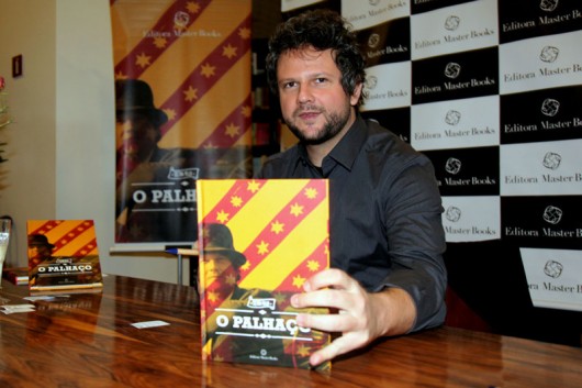 No Shopping JK Iguatemi, em São Paulo, na Livraria da Vila, pela Editora Master Books o livro do ator e diretor Selton Mello sobre o circo e sobre seu premiado filme "O Palhaço", indicado para o Oscar deste ano.