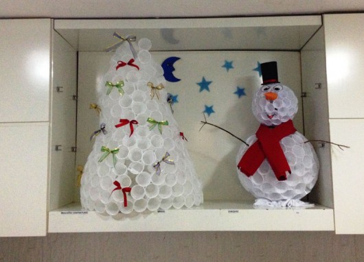 Boneco de neve feito com copos descartáveis
