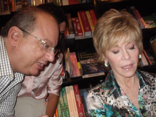 Jane Fonda autografando um exemplar de seu livro