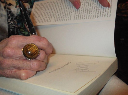 Jane Fonda lança livro em São Paulo Anel em ouro com a pedra Olho de Tigre dado pelo colunista Ovadia Saadia
