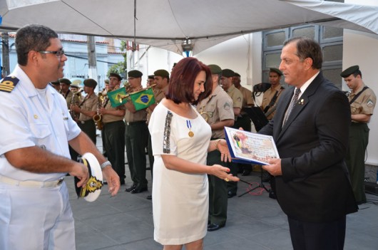 Gigi Accioly recebe das mãos do presidente da Soamar (Sociedade Amigos da Marinha), o Dr. Eduardo Auto Guimarães, o Diploma Amigo da Marinha