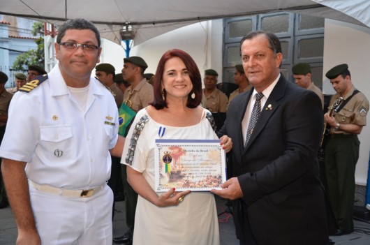 O comandante da Capitania dos Portos de Alagoas, Levi Alves da Silva, Gigi Accioly e Eduardo Auto Guimarães