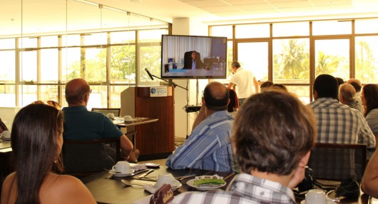 Convidados assistindo ao documentário do Hospital Vida