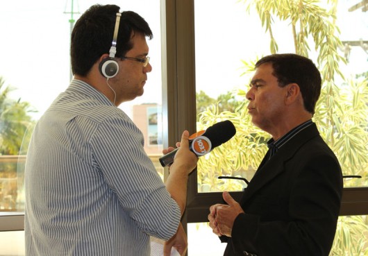 Dr. Miguel Arcanjo é entrevistado pelo repórter Fábio Lécio, da Rádio Pajuçara  
