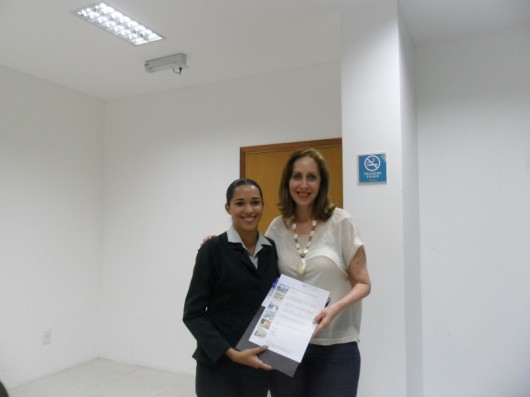 Tereza Bandeira, diretora executiva da ABIH-AL, premia recepcionista do Hotel Tropicalis