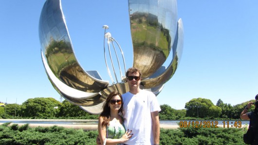 Casal comemora 11 anos de namoro em Buenos Aires O casal Alice Kikko e Leonardo Eicke em Buenos Aires, Argentina
