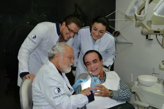 Chiquinho Scarpa adere às lentes de contato dental Guy Puglisi, Rafael Puglisi, Silvana Spadaro Puglisi e Chiquinho Scarpa