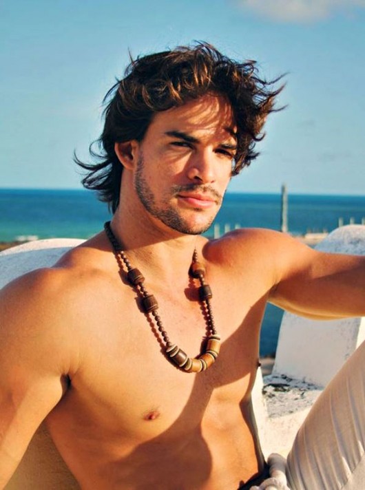 Colunista social entrega premiação aos melhores do ano em diversas categorias O modelo e ex-BBB Rodrigo Carvalho