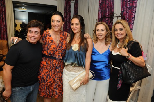 O produtor Celso, Beth Szafir, Claudinha Métne, a aniversariante Adelina e Nana Gouveia