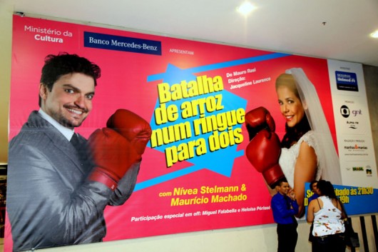 "Batalha de Arroz num Ringue para Dois" estréia em São Paulo Comédia estreia no Teatro das Artes, no Shopping Eldorado, com Nívea Stelmann e Maurício Machado com a  direção de Jacqueline Laurence, que vivem as alegrias e situações hilariantes das bodas de um casamento.