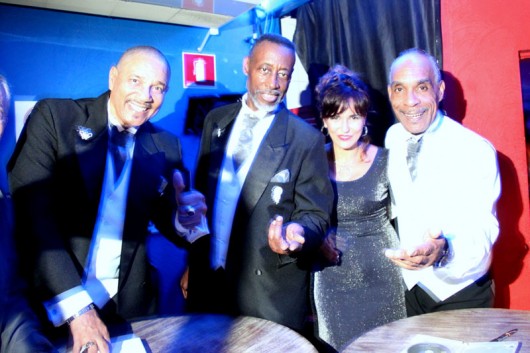 The Platters The Platters na formação atual da banda é liderada pelo barítono B. J .Mitchell ,a soprano Linda Lewis, o segundo tenor Ronn Howard e o vocalista principal, Kevin Carroll.