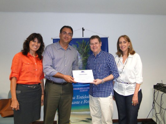 Helena e Felipe Cavalvanti (ILOA) com Glênio Cedrim e Tereza Bandeira (ABIH-AL)