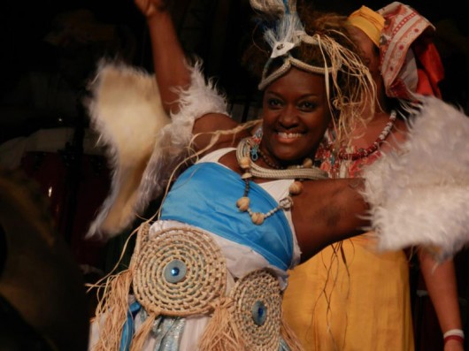 Igbonan Rocha apresenta o show "BAIANIDADE NAGO" durante o SANTORÉGANO FEST VERÃO A dançarina Olodun Serafim