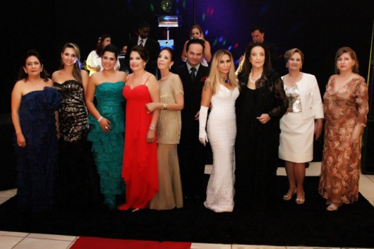 MARIA AMÉLIA LIMA,  ANNA CHRISTINA BRAGA,  SABRINA FARIA,   MARILDA BARRA ANDRADE, MARIA DA GRAÇA OTERO,  COLUNISTA ANFITRIÃO LUISMAR ROCHA, CANTORA ROSEMARY-  HOMENAGEADA E MADRINHA DO EVENTO -, GLORITA FRANCESCHI, TERESA CESTARI E NILDA FARIA.