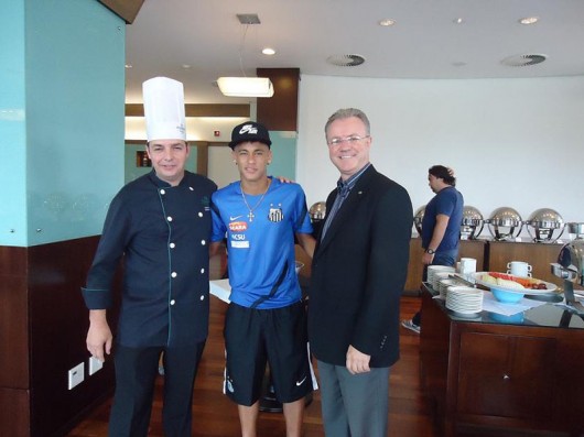 Bourbon Atibaia O chef Jerome, Neymar e o o gerente geral José Ozanir Castilhos da Rosa