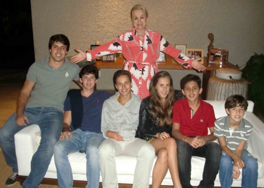 Tempo de niver Aniversariante Mara Amaral rodeada pelos netos