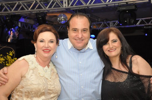 Tempo de aniversário Aniversariante com os colegas de crônica social, Amir Calil de Ribeirão Preto e Ana Canozo de Catanduva