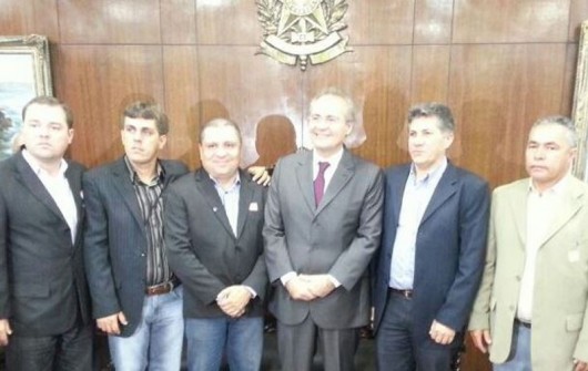 O presidente do Senado, Renan Calheiros ladeado por prefeitos alagoanos