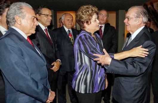 Sempre Dilma! Os presidentes, Michel Temer, presidente do PMDB, Henrique Alves, presidente da Câmara Federal, Gilberto Amaral, presidente de Honra da Febracos, Renan Calheiros, presidente do Senado, Dilma Rousseff, presidente do Brasil e o grande distinguido da noite, José Sarney