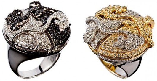 CRIS PORTO CRIA PEÇAS AUTORAIS, ARTESANAIS E EXCLUSIVAS Anel Yin Yang Black, em Ouro branco, Diamantes Brancos e Negros. O “Anel Yin Yang tem o seu equilíbrio no nosso lado feminino, como mostram as duas floresque são os nossos contrastes! Nossas dúvidas, nossas certezas! Nosso lado maleável, nosso lado imperativo! Nossa noite, nosso dia