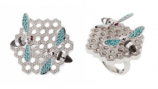 CRIS PORTO CRIA PEÇAS AUTORAIS, ARTESANAIS E EXCLUSIVAS Anel Bee, em Ouro Branco, Diamantes Brancos e Negros, Rubis e Turmalinas Paraíba. Duas abelhinhas encontram sua colmeia