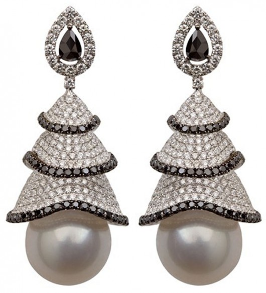 CRIS PORTO CRIA PEÇAS AUTORAIS, ARTESANAIS E EXCLUSIVAS Brinco La Dance, em Ouro branco, Pérolas South Sea e Diamantes brancos e negros. Para um especial par de South Seas foram criadas saias envolvendo e permitindo um belo movimento das pérolas