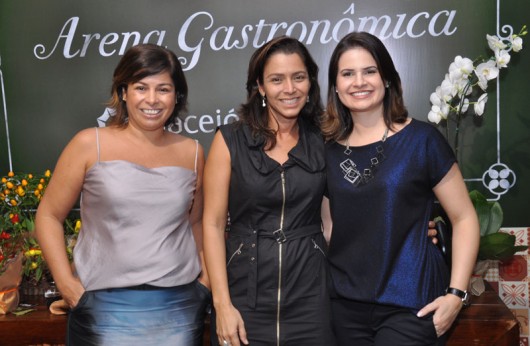 Secretárias de Turismo, Daniele Novis e Cláudia Pessoa, celebram com a gerente de Marketing do Maceió Shopping, Sílvia Cunha, o sucesso da Arena Gastronômica realizada no shopping