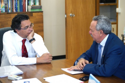 Senador Benedito de Lira em audiência com o secretário de Atenção à Saúde, do Ministério da Saúde, Helvécio Magalhães, na última terça-feira (07), em Brasília