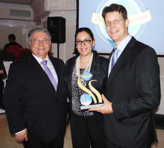 Meliá Jardim Europa é condecorado com Prêmio Performance Hoteleira 2012 Rui Manuel Oliveira (vice-presidente sênior Meliá Hotels International Brasil), Denise Meyer (diretora de marketing Meliá Hotels International Brasil) e Johannes Bayer (gerente geral do Meliá Jardim Europa)