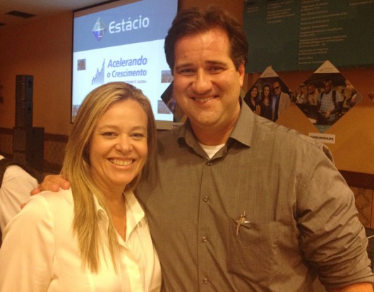 Cristina Suruagy, diretora da faculdade Estácio FAL, na foto com o presidente do Grupo Estácio, Rogério Melzi, realiza na próxima quinta (23), mais uma edição do Dia E, beneficiando a população do Conj. João Sampaio II