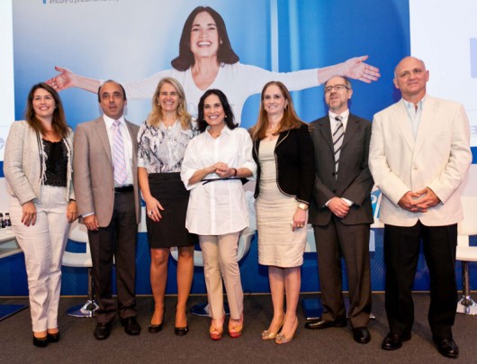 Dra. Mara Rúbia Figueiredo, coordenadora da comissão de infecção respiratória e micoses da Sociedade Brasileira de Pneumologia e Tisiologia – SBPT; Dr. Renato Kfouri, presidente da Sociedade Brasileira de Imunizações – SBIm; Dra. Rosana Richtmann, médica do Instituto de Infectologia Emílio Ribas e membro do Comitê de Imunização da Sociedade Brasileira de Infectologia (SBI); Regina Duarte; Dra. Nezilour Lobato Rodrigues, presidente da Sociedade Brasileira de Geriatria e Gerontologia – SBGG; Dr. Eurico Correia, diretor médico da Pfizer; Dr. Marcos Antonio Cyrillo, membro da diretoria da Sociedade Brasileira de Infectologia – SBI