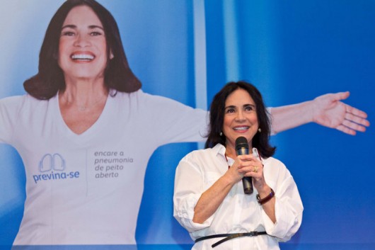 Regina Duarte é madrinha da campanha “Previna-se: encare a pneumonia de peito aberto” A atriz, que é madrinha da campanha, falou sobre a importância de preservar a saúde após os 50 anos