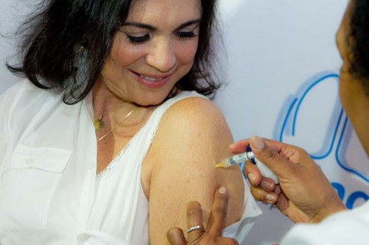 Regina Duarte recebe vacina Prevenar 13, da Pfizer, no lançamento da campanha "Previna-se: encare a pneumonia de peito aberto"