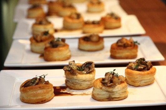 Vol-au-vent de camarão e cogumelos frescos