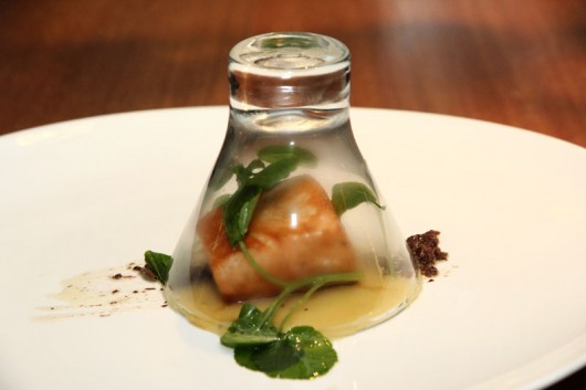 Wine Dinner no Marco’s Gramado Dado de salmão defumado artesanalmente "ao vivo", emulsão de gorgonzola e chocolate branco, tapenade e um leve toque de mel de acácia7974 - Bacalhau sous-vide com espuma de amêndoas, cebolinha. Harmonizado com Ravanello Pinot Noir 2012