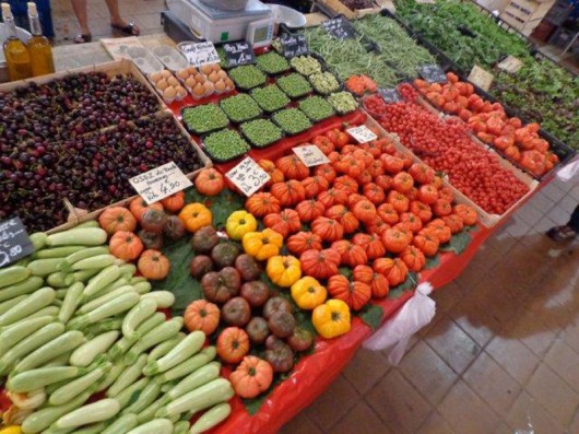 Mercado e feira livre em Cannes: cores e sabores