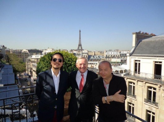 No coração de Paris, entre a torre Eiffel e o Arco do Triunfo, o diretor geral do novo Hotel Boutique "Marignan" Dominick Adrian (centro) recebe a presença brasileira do RP Ovadia Saadia e de Ricardo Hida do ministério francês do turismo no Brasil