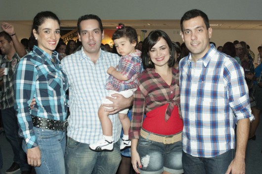 Rosalina ao lado do seu marido, André Tavares, com a filha Marina no colo, Carla e o seu marido, Eduardo Tavares, diretores do Radisson Hotel Maceió