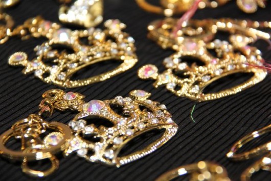 Celebração luxuosa Coroas banhadas a ouro para os convidados