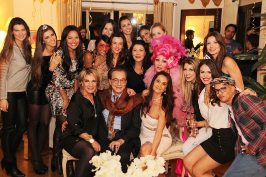 Celebração luxuosa Na frente, sentados: Lucimara Parisis, Ronaldo Ésper e Claudinha; em pé, convidados vips