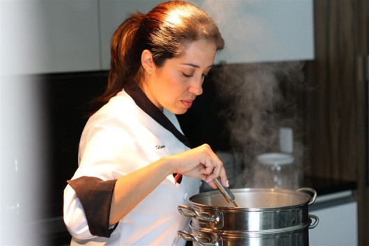 A chef Tatiana Brasil em atividade