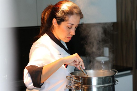Novo curso de culinária avançada com a chef Tatiana Brasil A chef Tatiana Brasil em atividade
