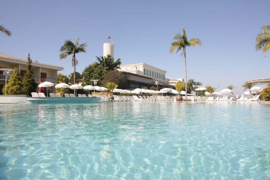 Em agosto os papais são os heróis no Paradise Resort Piscina Paradise Golf & Lake Resort