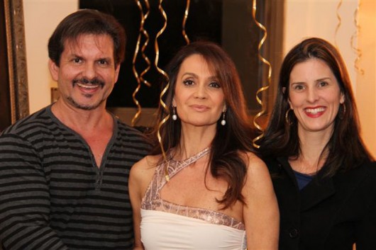 Celebração luxuosa Cláudia Métne ladeada por Roberto Bijos e Gisa Delgado