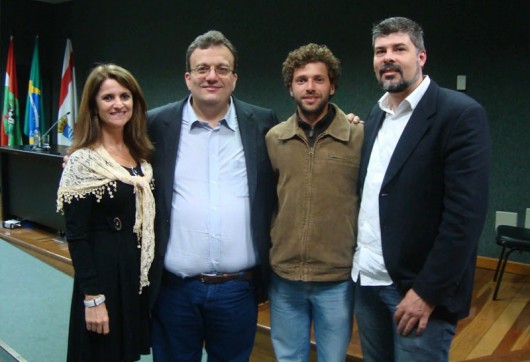 Autocuidado masculino Claudia Maria Messores (representante da UDESC), Dr Carlos Eduardo Prado Costa, Allan Heringer Carneiro (vencedor do concurso da logomarca); Dennis SHG Meneses (presidente do Instituto Abequar)