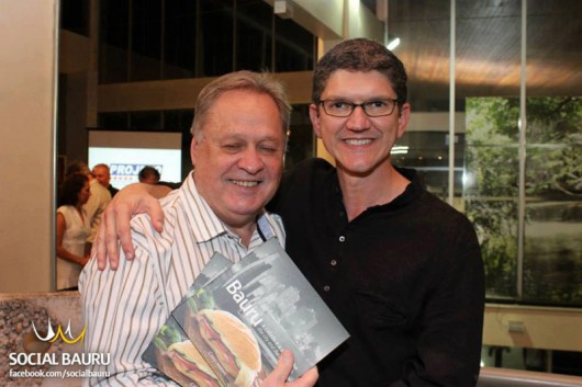 Celso Mellani lança livro sobre Bauru e seu sanduíche O querido jornalista Renato Senis Cardoso e Celso Millani na noite de dedicatória do livro