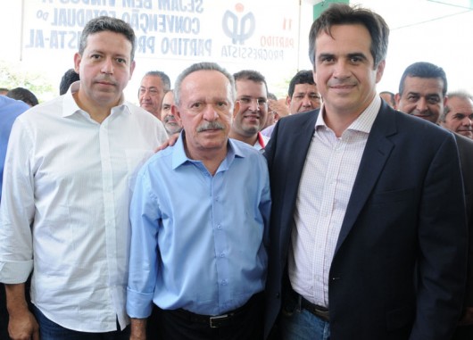 O senador ladeado pelo seu filho, o deputado federal Arthur Lira e o senador Ciro Nogueira (PP/PI), presidente nacional do PP.