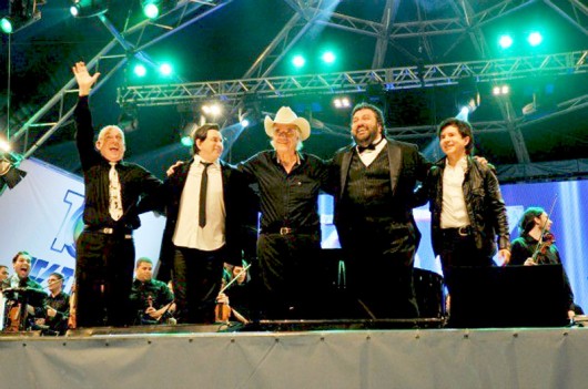 Ícones da música com prestígio internacional festejam os 10 anos da TV Tem Maestro João Carlos Martins ladeado por Jorge Durian, e Chitãozinho e Xororó