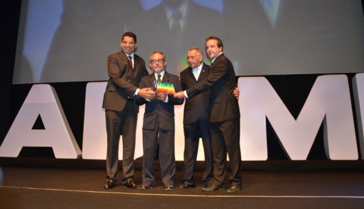 Geoberto Espírito Santo, presidente da Algás, recebe o troféu (Foto: Claudemir Mota)