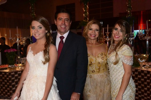a aniversariante Érica Marques, acompanhada por seu paizão, todo orgulhoso e feliz, Manoel Marques ladeada pela mommy chic, Márcia Marques, e sua sister, Jéssica Marques,
